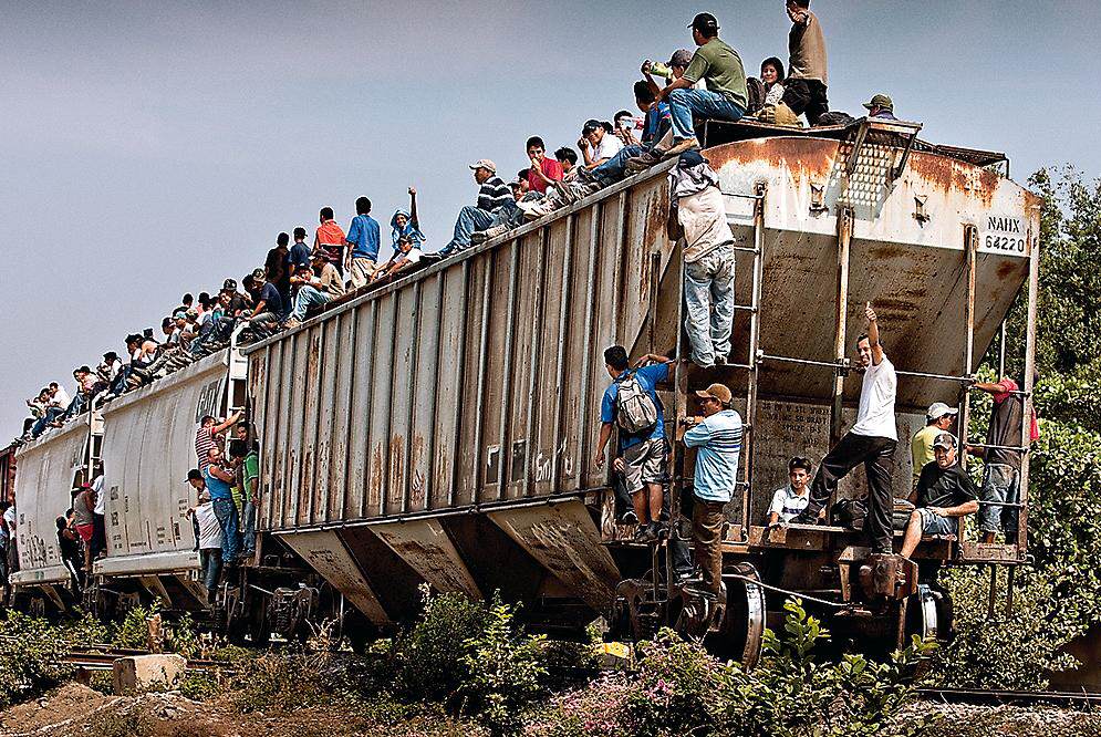 Acoso a migrantes al detenerse La Bestia por veinte días