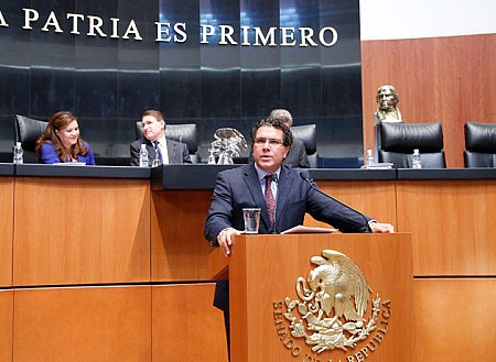 Senador del PRD Armando R&iacute;os Foto: red