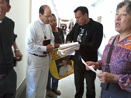 El padre Solalinde y el coordinador internacional de &Aacute;ngeles sin fronteras en el congreso. Foto: LA Press