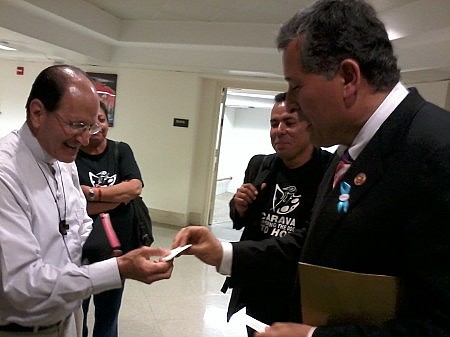 El padre Alejandro Solalinde y el congresista Juan Vargas Foto: LA Press