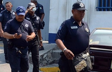 Renuncia de polic&iacute;as municipales. Foto: noticiasprodigy.msn.com