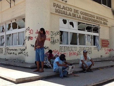 Aspecto del Ayuntamiento, después de que se enteraron del asesinato de sus compañeros activistas. Foto: milenio.com
