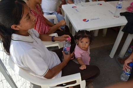 Jazm&iacute;n, de 22 a&ntilde;os, acusada de secuestro, con su hija en el penal. Foto: Sergio Ferrer