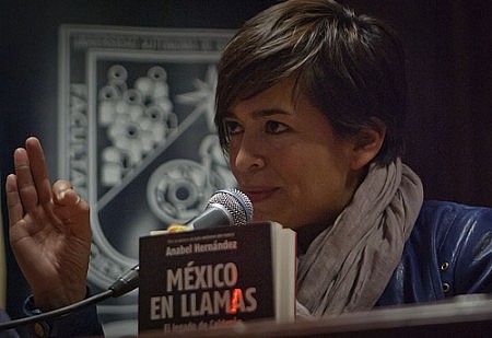 Anabel Hern&aacute;ndez en la presentaci&oacute;n de su libro. Foto: red