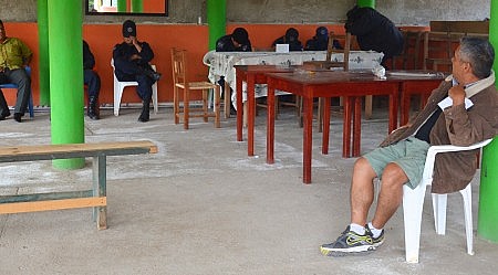 Polic&iacute;as municipales detenidos por la Comunitaria, el de short un auxiliar del MP. Foto: Sergio Ferrer