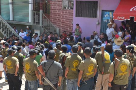 La coordinadora de la Polic&iacute;a Comunitaria de Olinal&aacute;, Nestora Salgado habla con habitantes y polic&iacute;as comunitarios. Foto: Sergio Ferrer 