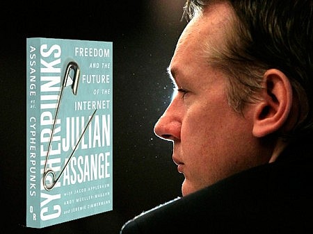 Assange, privacidad para el débil... Foto: inobae.com