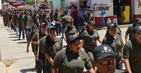 Mujeres polic&iacute;as en Olinal&aacute;. Foto Sergio Ferrer