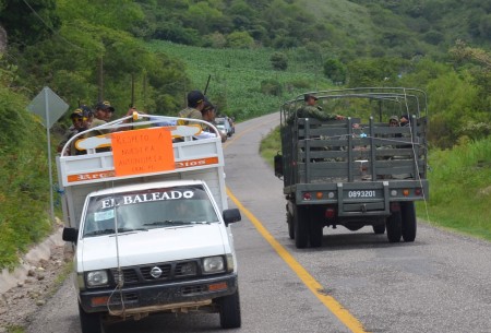 Polic&iacute;a comunitaria se cruza con el ej&eacute;rcito mexicano. Foto: Sergio Ferrer