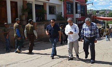 Misael Medrano Baza, subsecretario de Asuntos Pol&iacute;ticos del gobierno del estado y Mois&eacute;s Alcaraz, director de Gobernaci&oacute;n, al salir de una primera reuni&oacute;n con la Polic&iacute;a Comunitaria. Foto: Sergio Ferrer