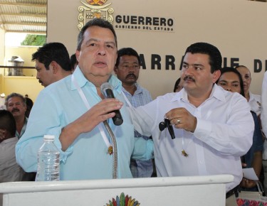 El gobernador Angel Aguirre y el alcalde de Olinalá Eusebio González. Foto: Efectoespejos.com
