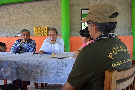 Primer di&aacute;logo entre la Polic&iacute;a Comunitaria de Olinal&aacute; y representantes del gobierno del Estado. Foto: Sergio Ferrer