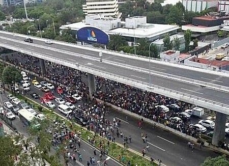 Maestros del CNTE bloquean TV Azteca. Foto: perfil de Martin Moreno