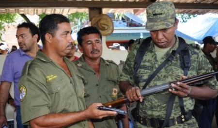 Ej&eacute;rcito credencializa armas de la Polic&iacute;a comunitaria en Guerrero Foto: guerrero.gob.mx