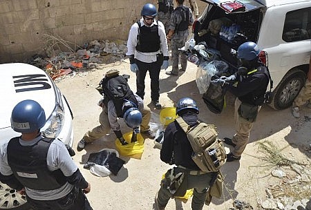 Expertos en armas qu&iacute;micas de la ONU se preparan antes de recoger las muestras de uno de los sitios de un presunto ataque con armas qu&iacute;micas en el suburbio de Damasco de Zamalka el 29 de agosto. Foto: Bassam Khabieh / Reuters