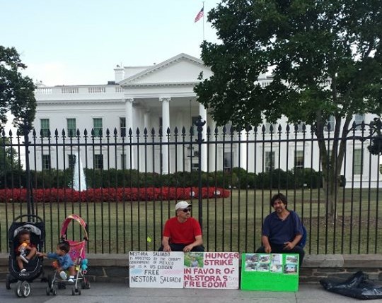 Esposo de Comandante Nestora continúa protesta en Washington