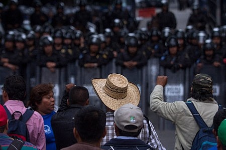 Protesta de la CNTE frente al Senado. Foto: Animal Pol&iacute;tico