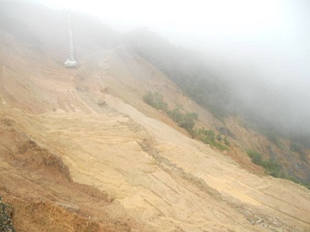 Cae un veh&iacute;culo con tres ocupantes en Malinatepec, la Monta&ntilde;a Guerrero Foto: Rolando S&aacute;nchez Quintero 