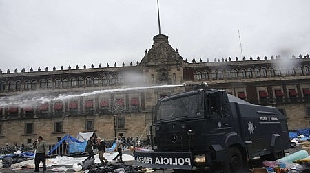 Polic&iacute;a federal contra maestros que protestan por la reforma educativa impuesta por el gobierno de Pe&ntilde;a Nieto. Foto: Tom&aacute;s Bravo/reuters 13Sep13 