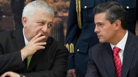 El secretario de Educaci&oacute;n, Emilio Chuayfet, y Enrque Pe&ntilde;a Nieto. Foto: Cuartoscuro