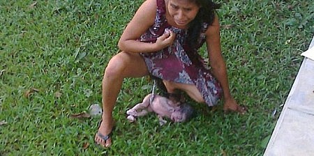 Mujer da a luz en el jard&iacute;n de la cl&iacute;nica despu&eacute;s de negarle nergarle atenci&oacute;n m&eacute;dica. Foto: Eloy Pacheco