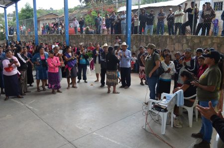 Nestora Salgado habla con mujeres de Atlixtac durante una caravana informativa antes de ser recluida en un penal de m&aacute;xima seguridad en Nayarit. Foto: Sergio Ferrer/Archivo