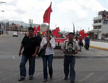 Luis Olivares (izq.) encabeza la manifestaci&oacute;n en repudio del asesinato del campesino Raymundo Vel&aacute;zquez. Tres meses despu&eacute;s, tambi&eacute;n fue asesinado. Foto: PCM