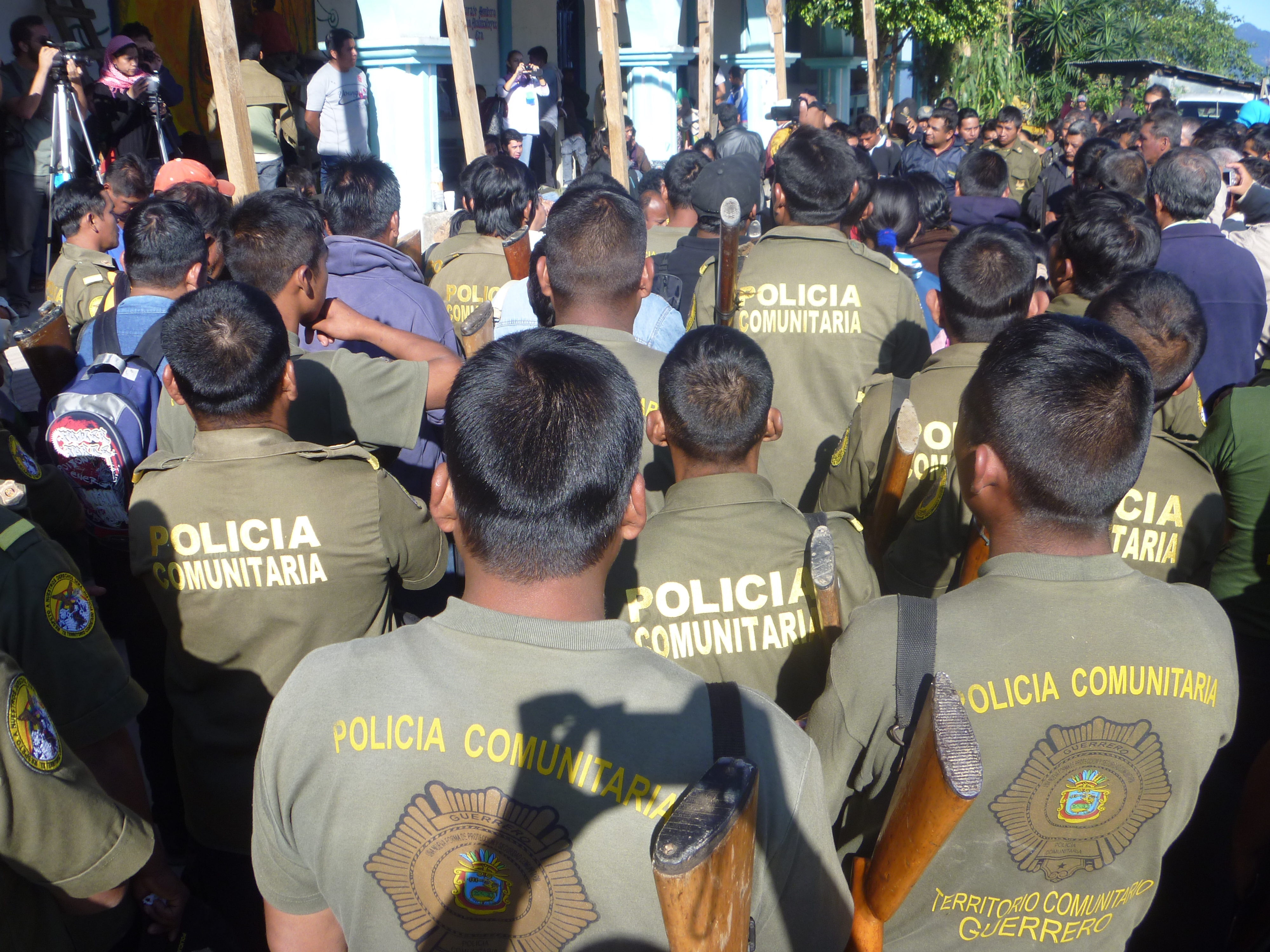 Policía comunitaria de Olinalá amenazada por hombres armados