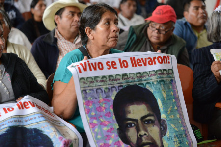 Como parte de la visita in loco a M&eacute;xico, una delegaci&oacute;n de la CIDH visit&oacute; la Escuela Rural Normal de Ayotzinapa / Foto: Daniel Cima