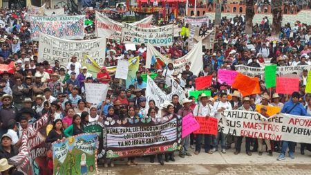 Pueblos Mixe de Oaxaca en protesta or la represi&oacute;n a maestros. Foto: CEE Morena Oaxaca/FB
