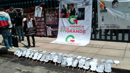 Manifestaci&oacute;n ante la PGR por v&iacute;ctimas de tortura. Foto: Limeddh