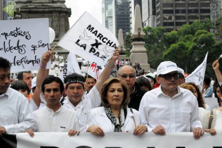 Isabel Miranda marchando en apoyo a las fuerzas federales junto a Jos&eacute; Antonio Ortega S&aacute;nchez, miembro directivo del Yunque. Foto: red