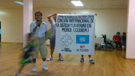 El activista y colaborador de Lo &Aacute;ngeles Press en Nueva York en reuni&oacute;n con mexicanos para la petici&oacute;n de firmas. Foto: especial