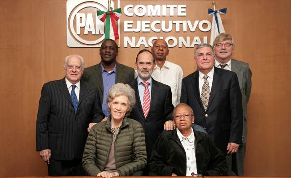 El presidente nacional del PAN, Gustavo Madero (centro), posa con Stefan Jost (derecha), presidente de la Fundaci&oacute;n Konrad Adenauer y contrarrevolucionarios cubanos en su reuni&oacute;n de marzo de 2015. FOTO: PAN