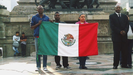 Wilner Metelus (a la derecha) en manifestaci&oacute;n de apoyo a la comunidad afromexicana. Foto: albertobuitre.com