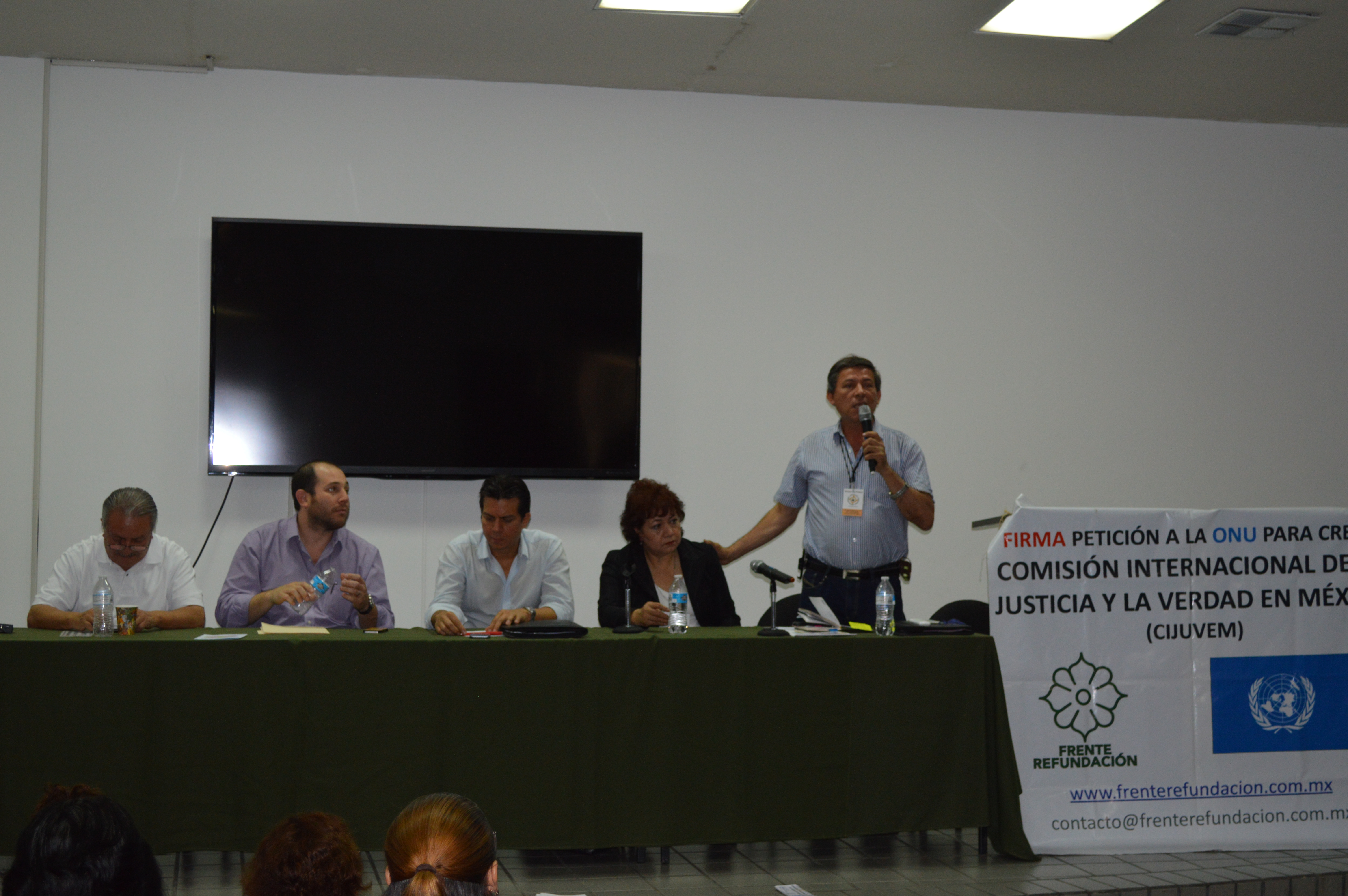 PGR hostiga a periodista por Caso Wallace en evento de derechos humanos