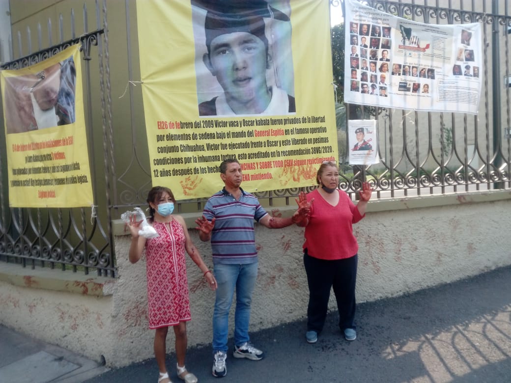 Familiares de víctimas del Ejército manchan de sangre la SEDENA en protesta