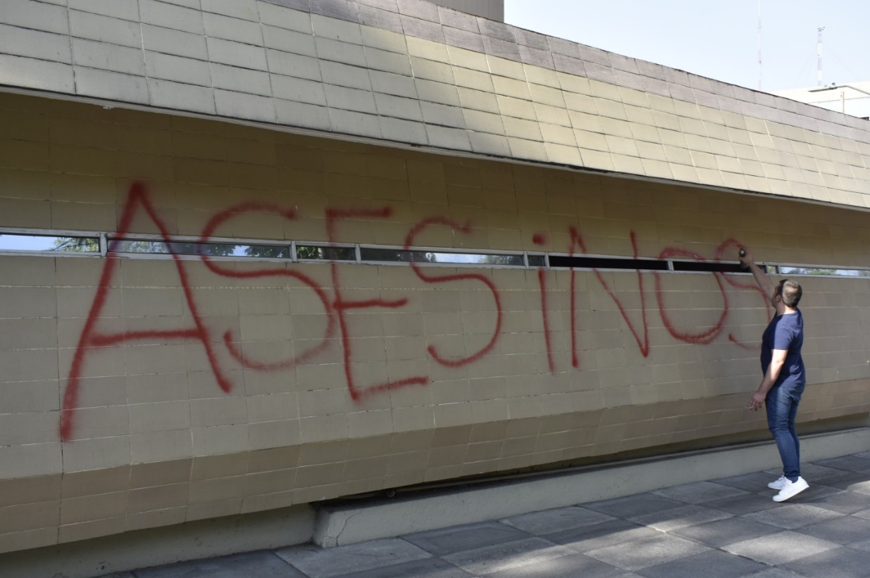 Víctimas del ejército realizan protestas con pintas al edificio de la SEDENA por justicia pendiente