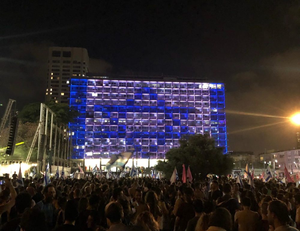 Netanyahu enfrenta juicio por corrupción en medio de celebraciones de Tel Aviv por su caída