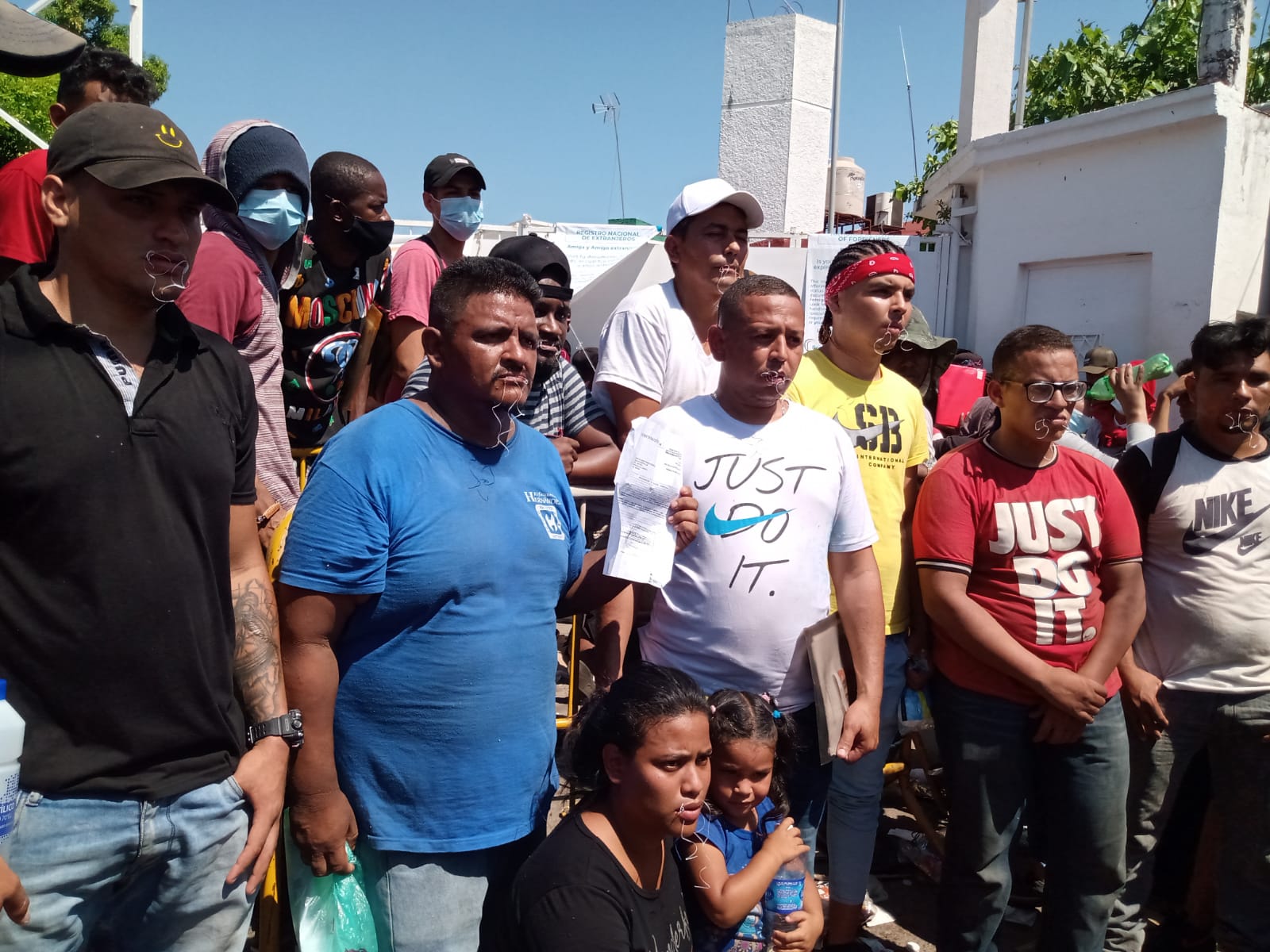 Migrantes se cosen los labios en protesta por su retención migratoria en Tapachula