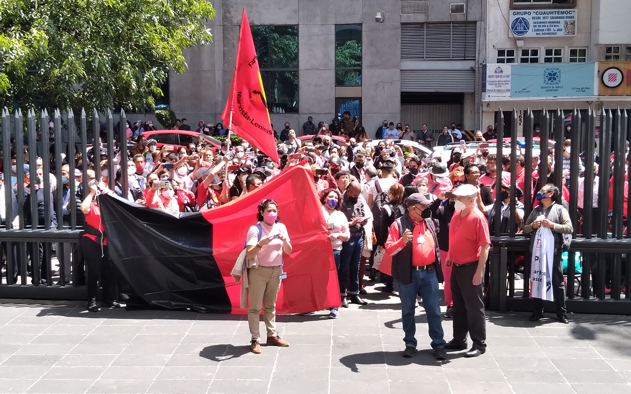 La bandera rojinegra ondea en Telmex