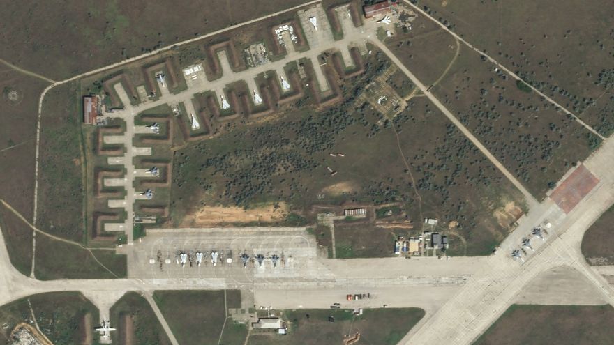 Imágenes satelitales muestran aviones de combate de Rusia destrozados tras el ataque a la base aérea de Crimea