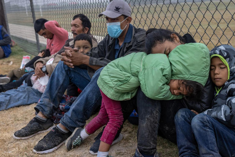 Patrulla Fronteriza de Texas libera cientos de migrantes por colapso de refugios
