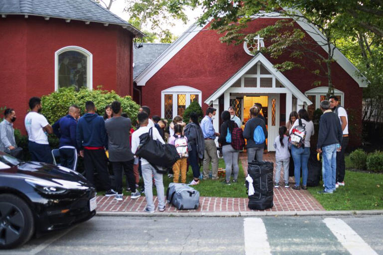 Migrantes demandan a gobernador de Texas por trasladarlos a otro estado con ‘promesas falsas’