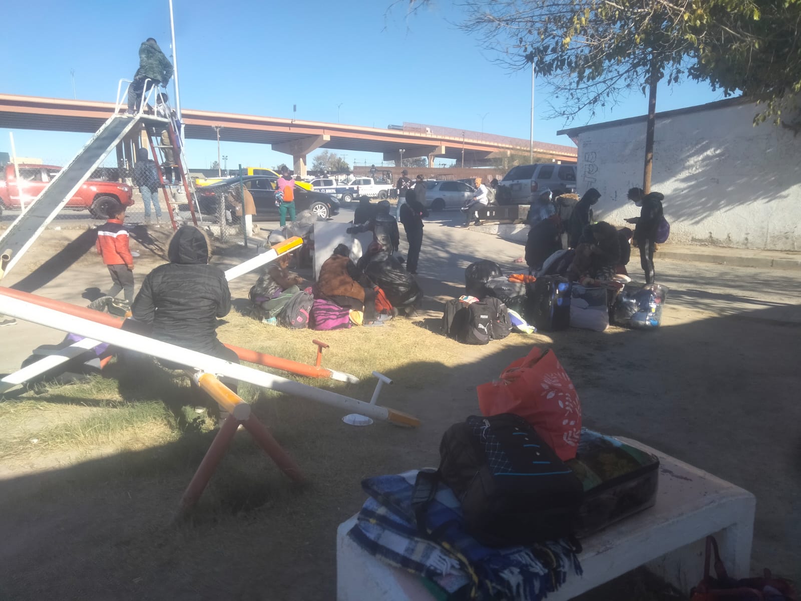 Migrantes venezolanos reprimidos por la fuerza policial para concentrarlos en albergues en Ciudad Juárez
