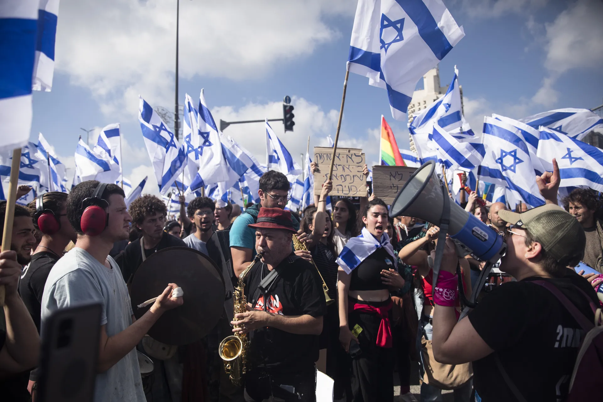 El primer ministro de Israel retrasa reforma judicial de extrema derecha ante protestas masivas