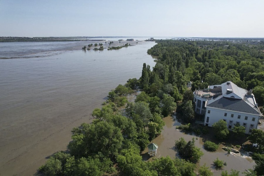 Claves de la emergencia en Ucrania por la destrucción de la presa de Kajovka