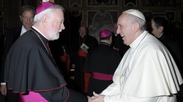 Enérgica condena del papa Francisco a la venta y tráfico de armas