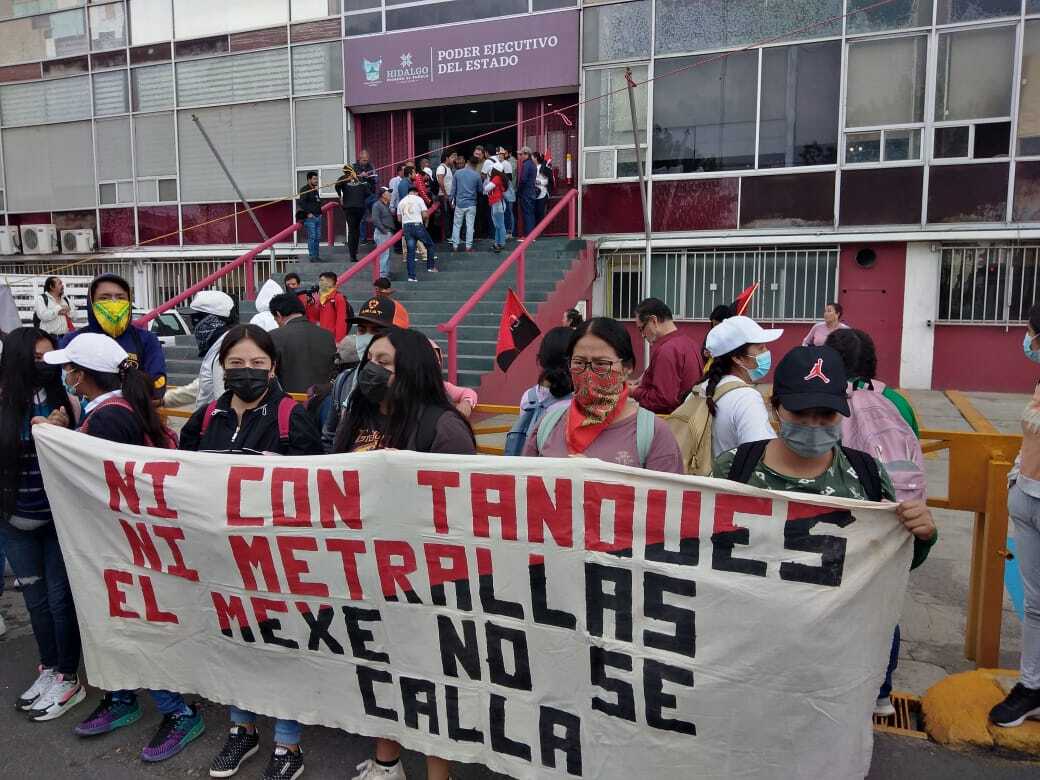 Estudiantes de la Normal “El Mexe“ bloquean calles de Pachuca