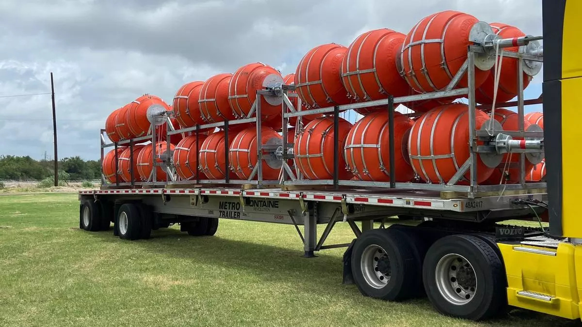 El “muro flotante” de Texas para frenar migrantes en el Río Bravo